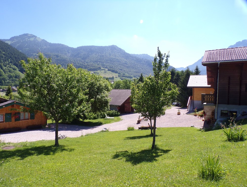3 CHALETS ESPRIT SAVOYARD, gîte à Vacheresse