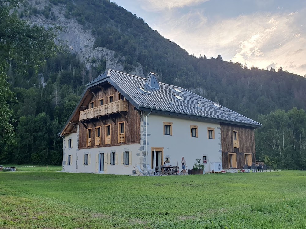 Les Bois Dessous – Gîte avec ludothèque et salle de réception, gîte à Châtillon-sur-Cluses