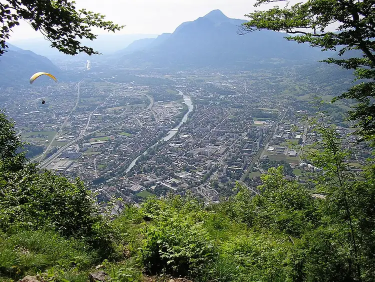 Vue panoramique sur Cluses depuis la montagne du Chevran