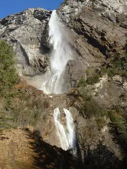 La cascade de l'arpenaz dominant le hameau de Luzier, près de Sallanches
