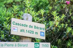 Cascade de Bérard nichée au fond de la Vallée de Chamonix