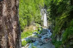 La Cascade du Dard près de l’entrée du Tunnel sous le Mont-Blanc à Chamonix