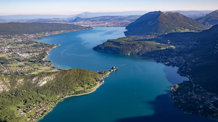 Vue aérienne sur le Lac Annecy - Monica-Dalmasso