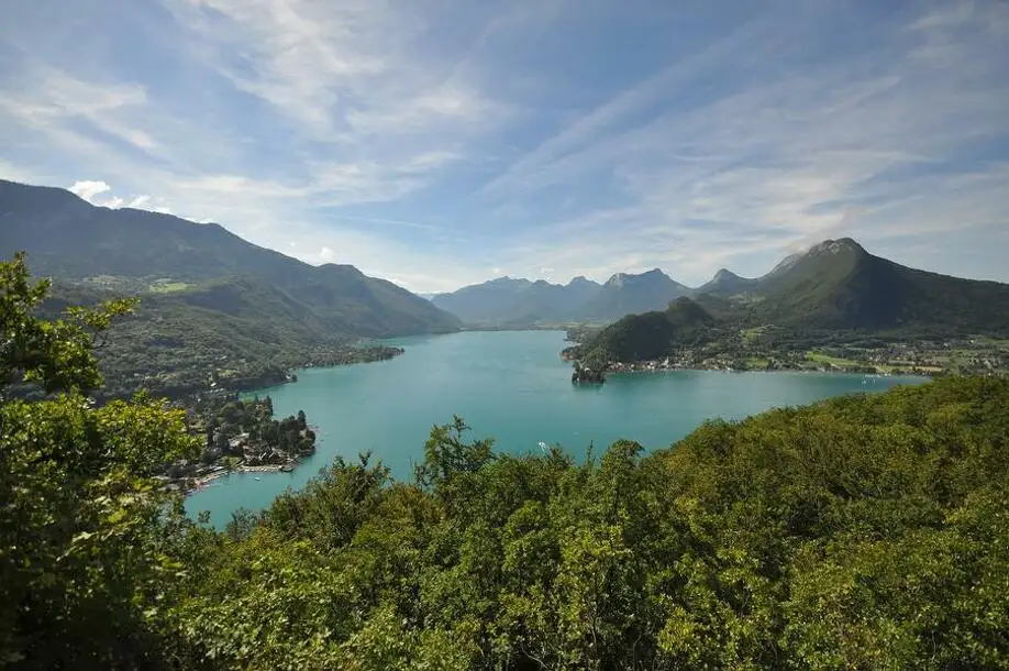 Panorama sur la baie de Talloires et le lac d'Annecy depuis le Roc de Chère