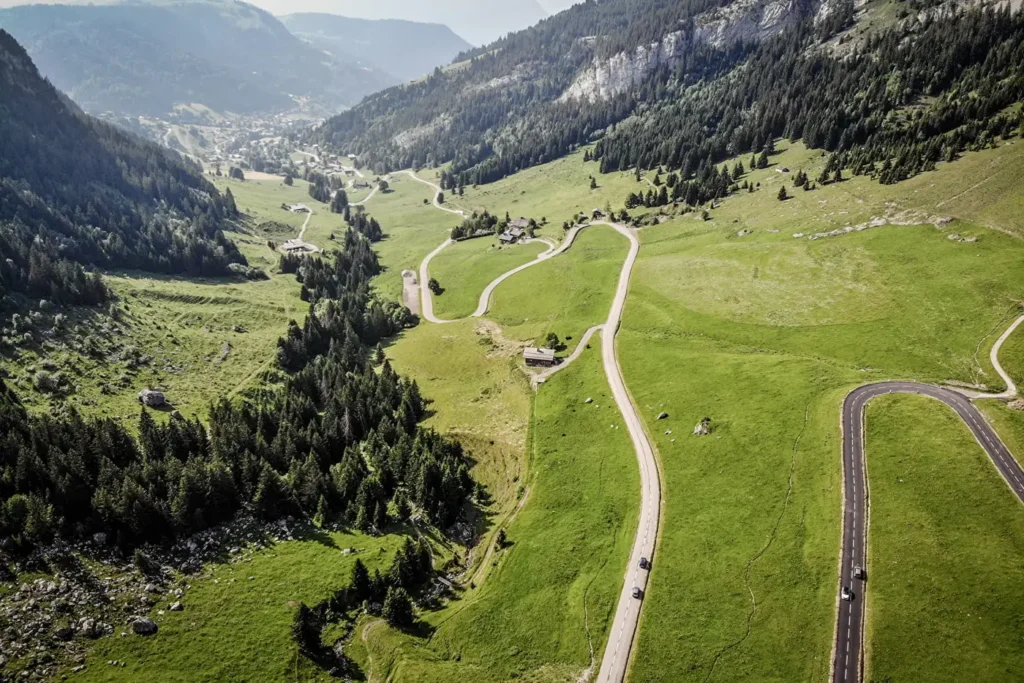 Le col des Aravis vu depuis un parapente