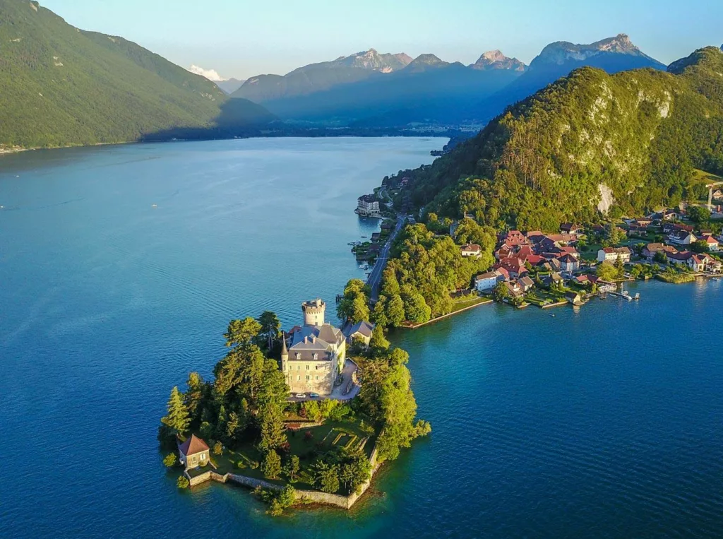 Château de Duingt sur sa presqu'île du lac d'Annecy