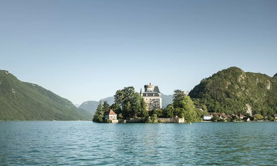 ## la vue imprenable sur le lac d'annecy Château de Duingt depuis le lac d'Annecy