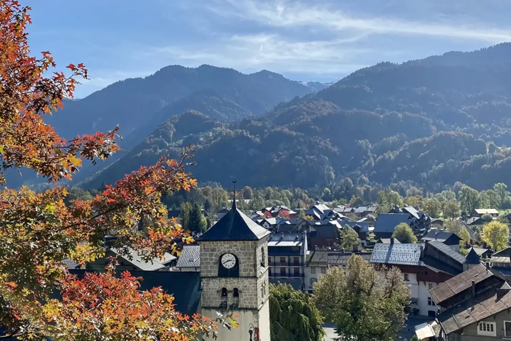 Vue sur Samoens depuis le jardin de la Jaysinia