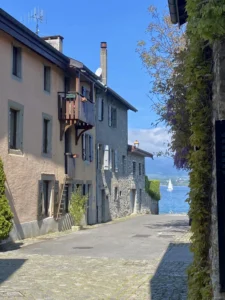 Village de Nernier et vue sur le lac Léman