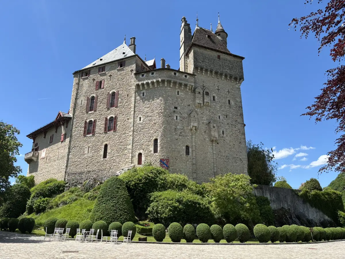 Château de Menthon-Saint-Bernard au-dessus du lac d'Annecy