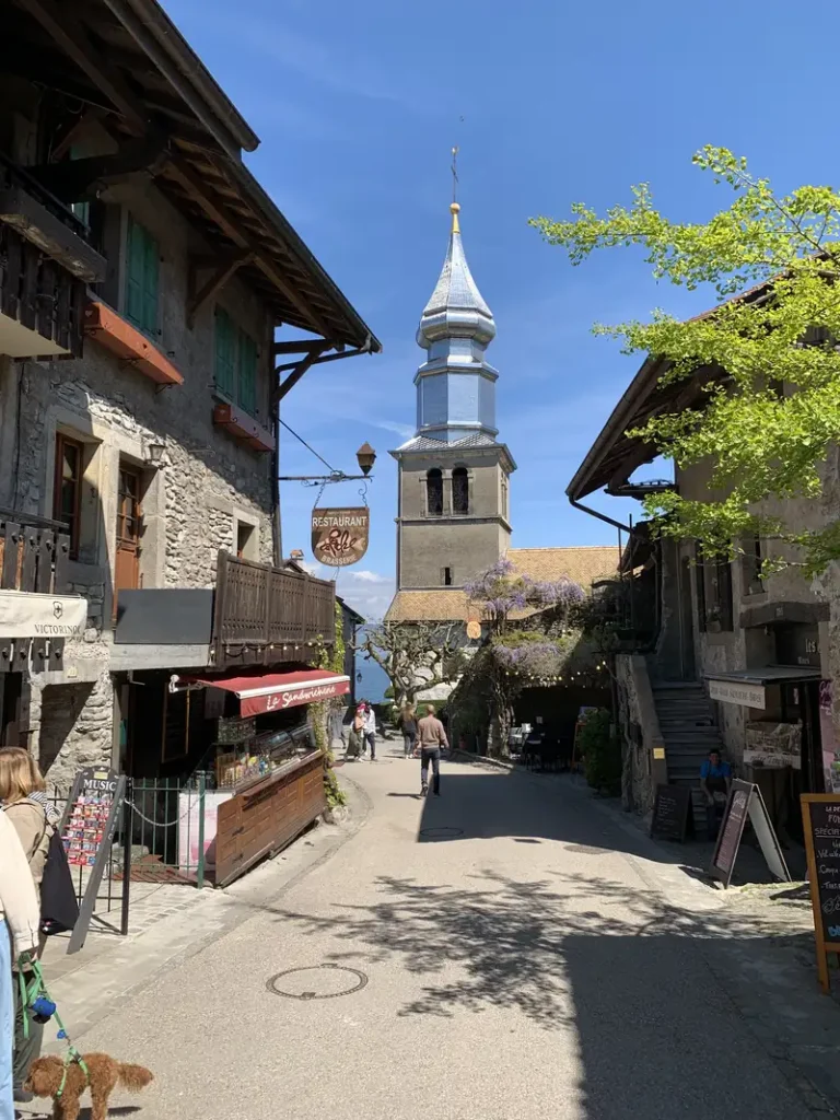 Ruelle et église d'Yvoire