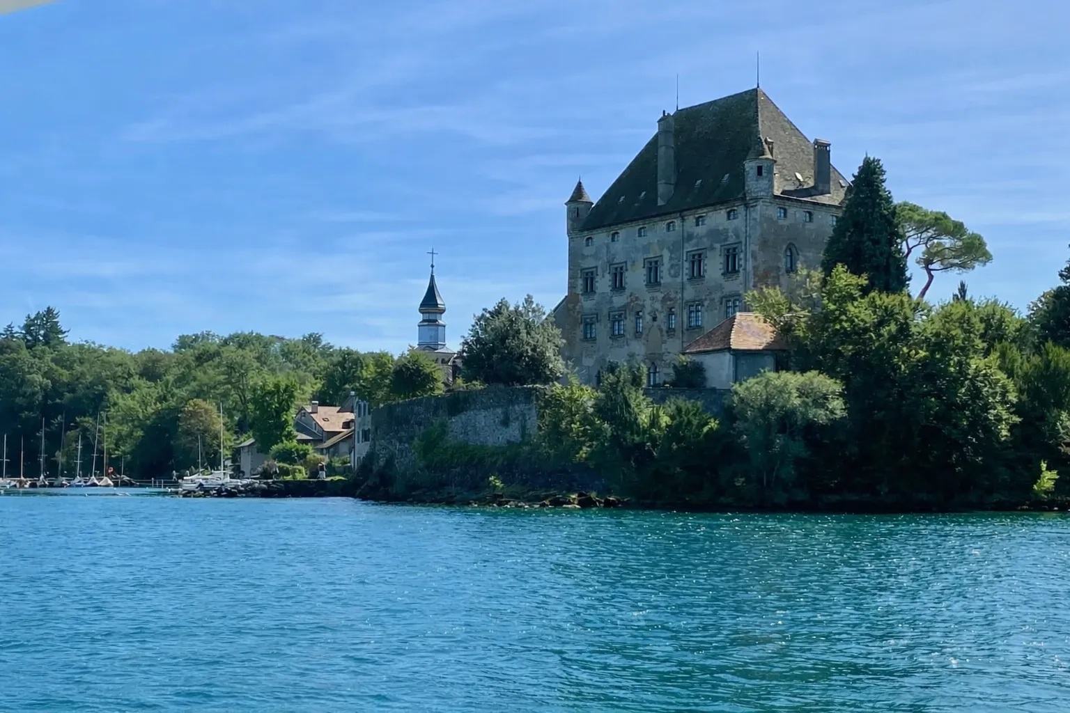 Château et église d'Yvoire, au bord du lac léman