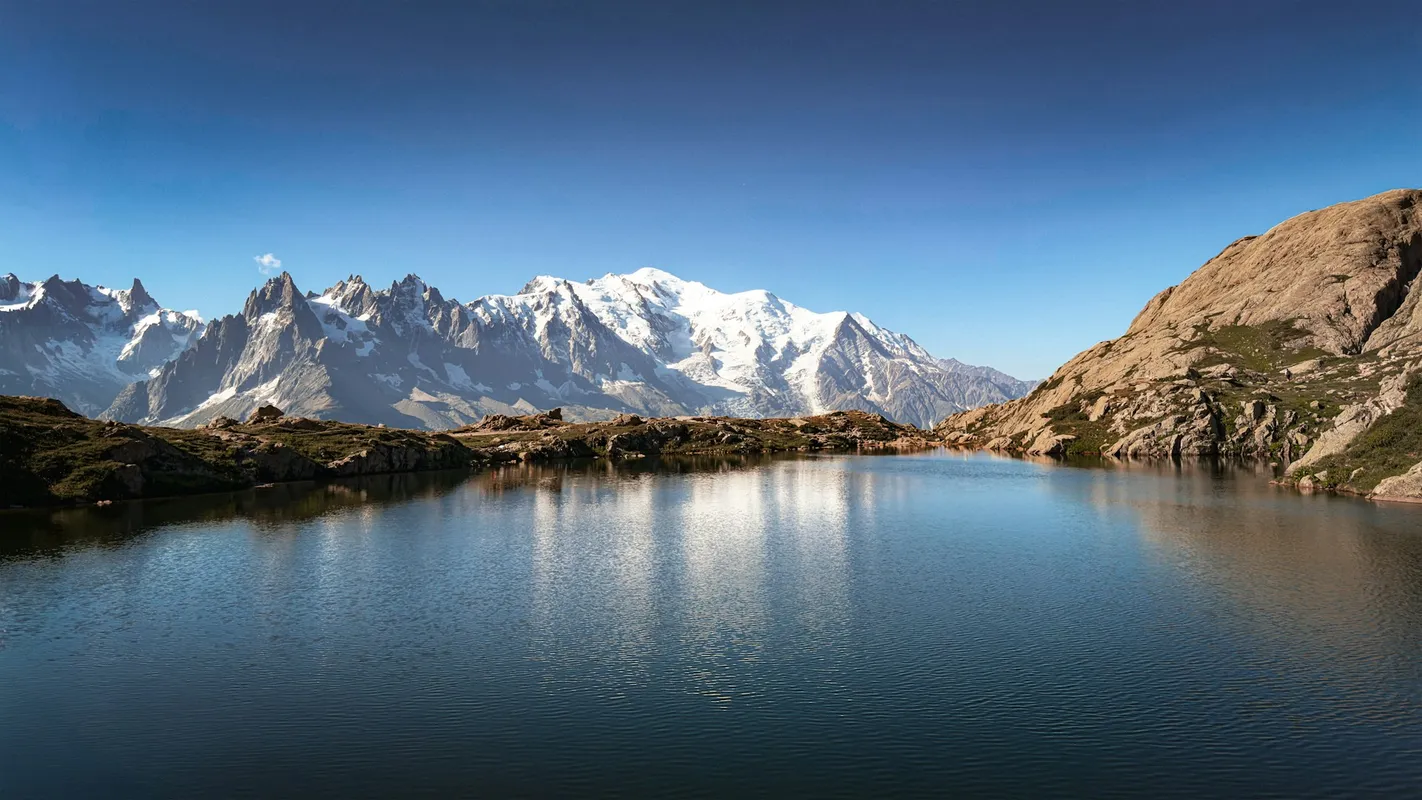 le lac blanc et sa vue panoramique sur les aiguilles de Chamonix