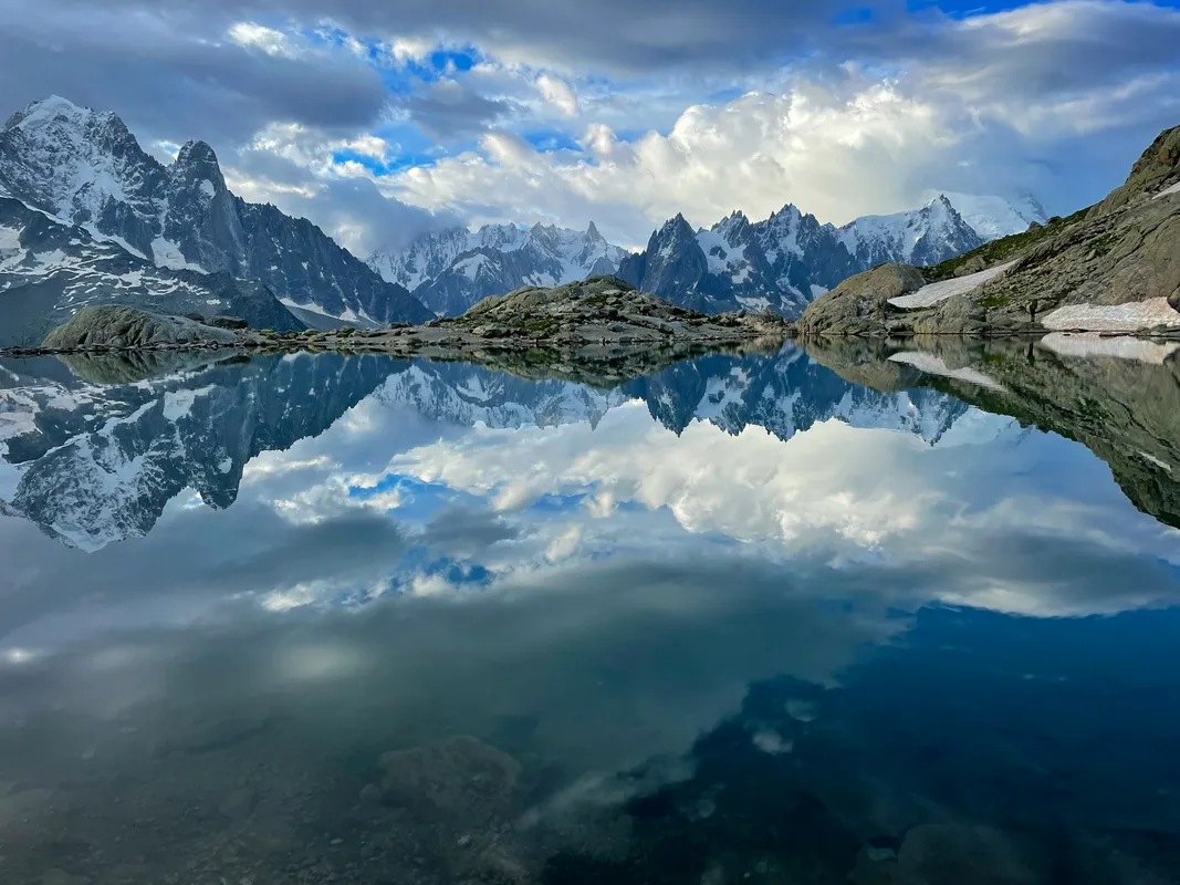 Reflets des aiguilles de Chamonix dans le lac Blanc