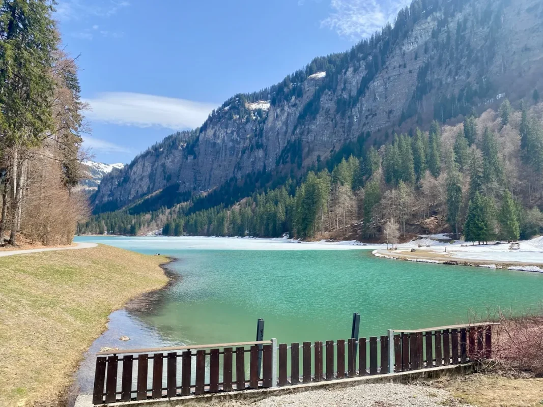Le lac de Montriond à la sortie de l'hiver