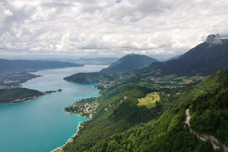 Lac d'Annecy vu du ciel - Photo de Aurélien Krier sur Unsplash