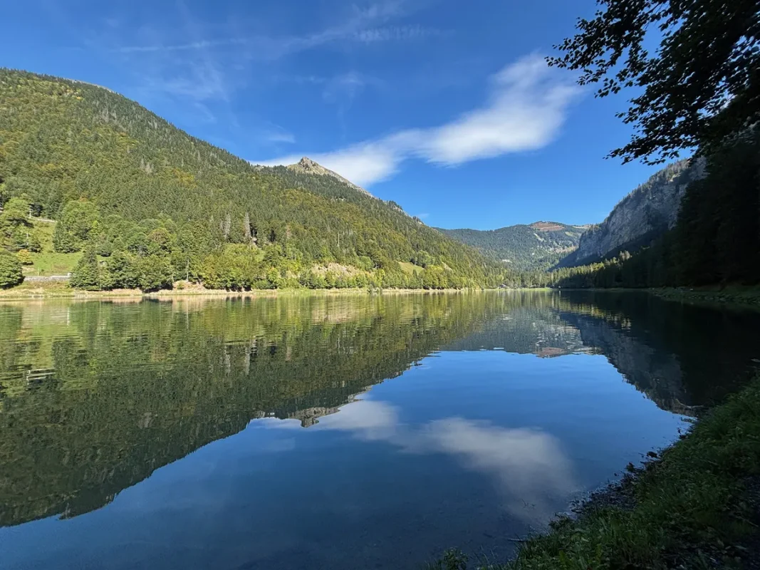 Le lac de Montriond en début d'automne