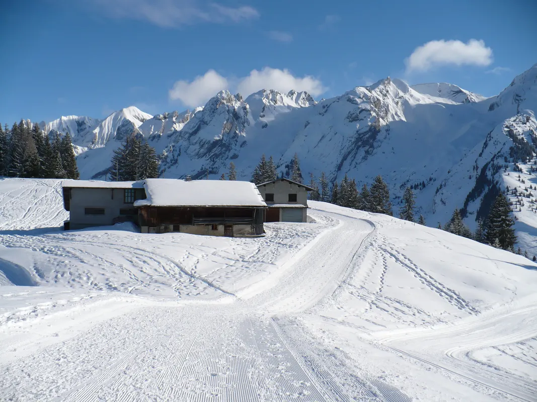 Vue sur les Aravis en hiver depuis la randonnée vers la tête du Danay