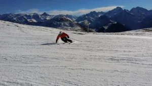 skieur dévalant une piste de ski