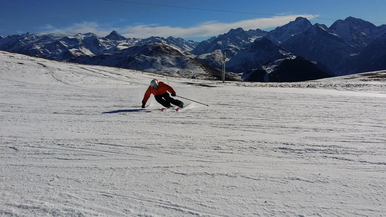 skieur dévalant une piste de ski