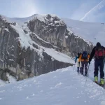 Skieurs de randonnée en pleine montée