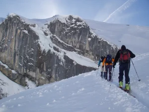 Skieurs de randonnée en pleine montée