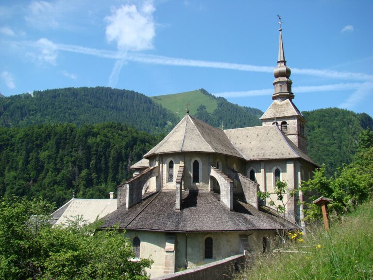 Chevet de l'église abbatiale d'Abondance et son clocher, face aux montagnes du Chablais