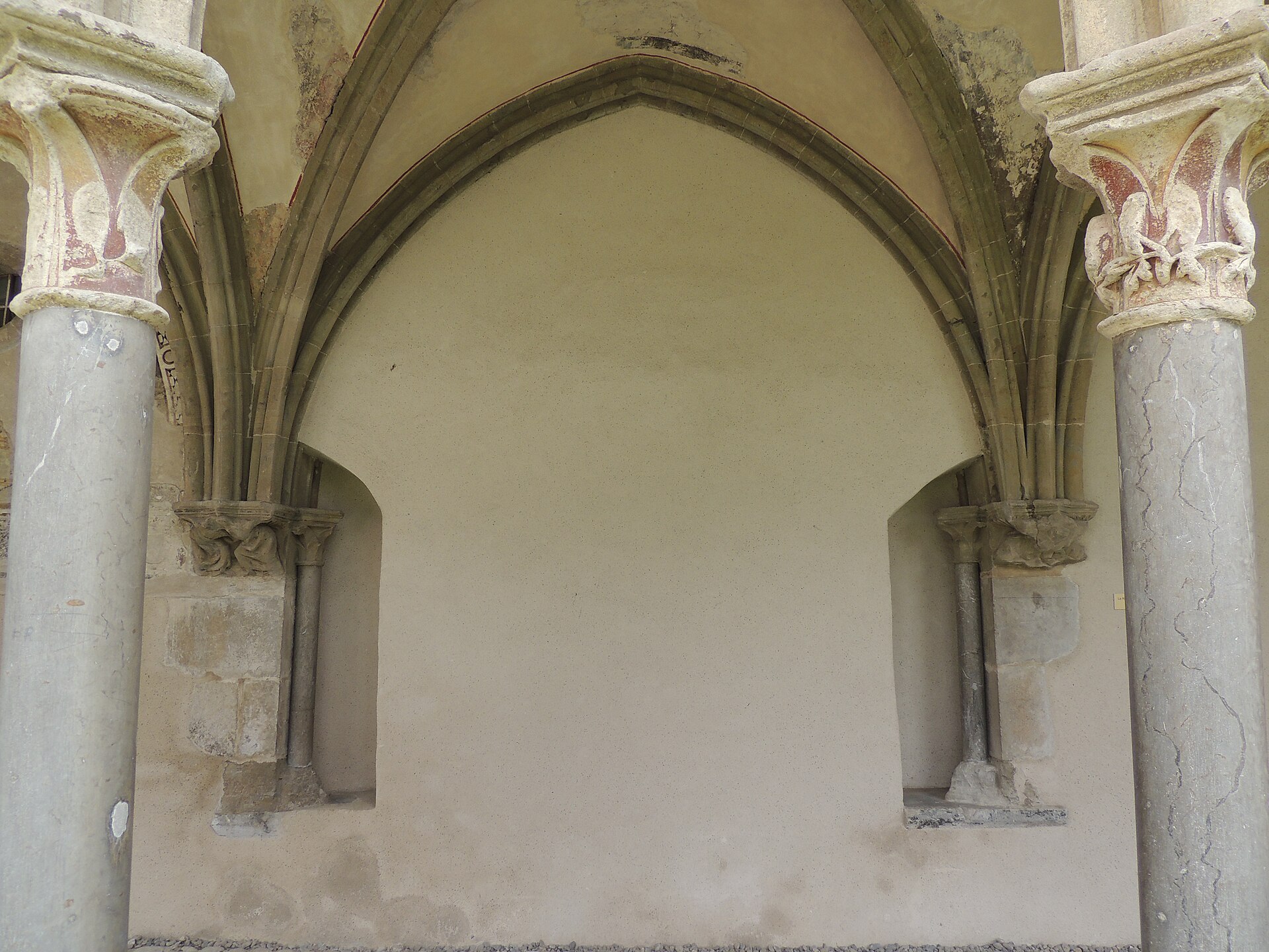 Arcades gothiques de la galerie est du cloître de l'abbaye d'Abondance