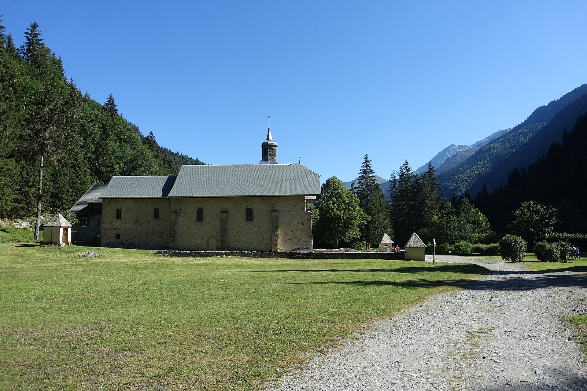 Notre-Dame de la Gorge et sa prairie au fond du val Montjoie