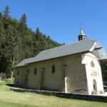 Chapelle baroque Notre-Dame de la Gorge aux Contamines-Montjoie, entourée de forêt