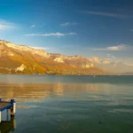 Paysage d'automne serein du lac d'Annecy avec les montagnes environnantes