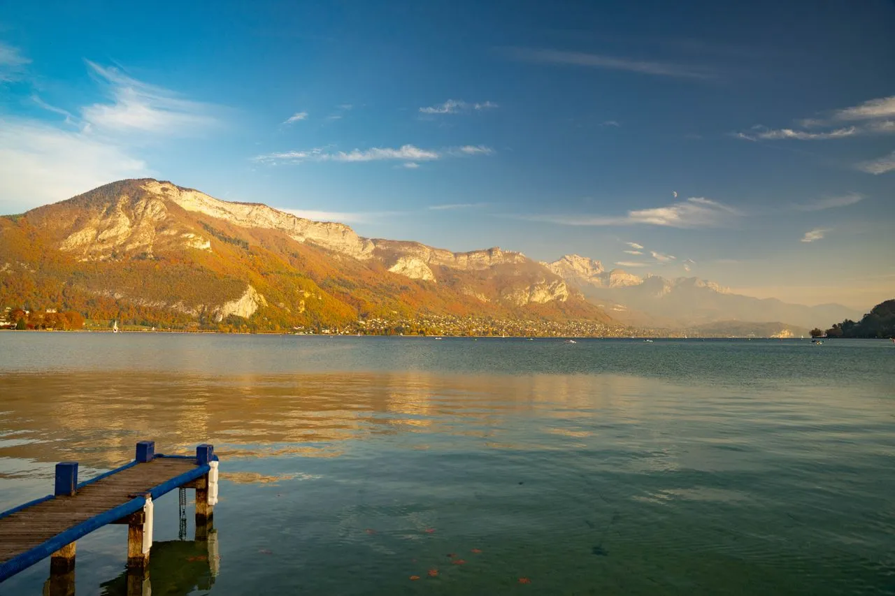 Paysage d'automne serein du lac d'Annecy avec les montagnes environnantes