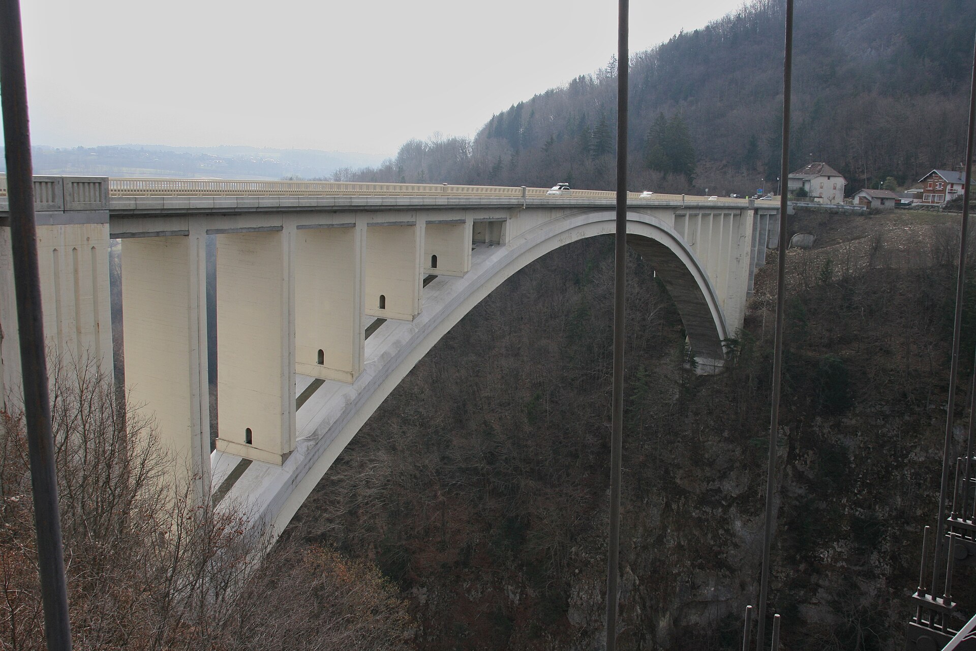 Arche en béton du pont Caquot au-dessus des gorges des Usses