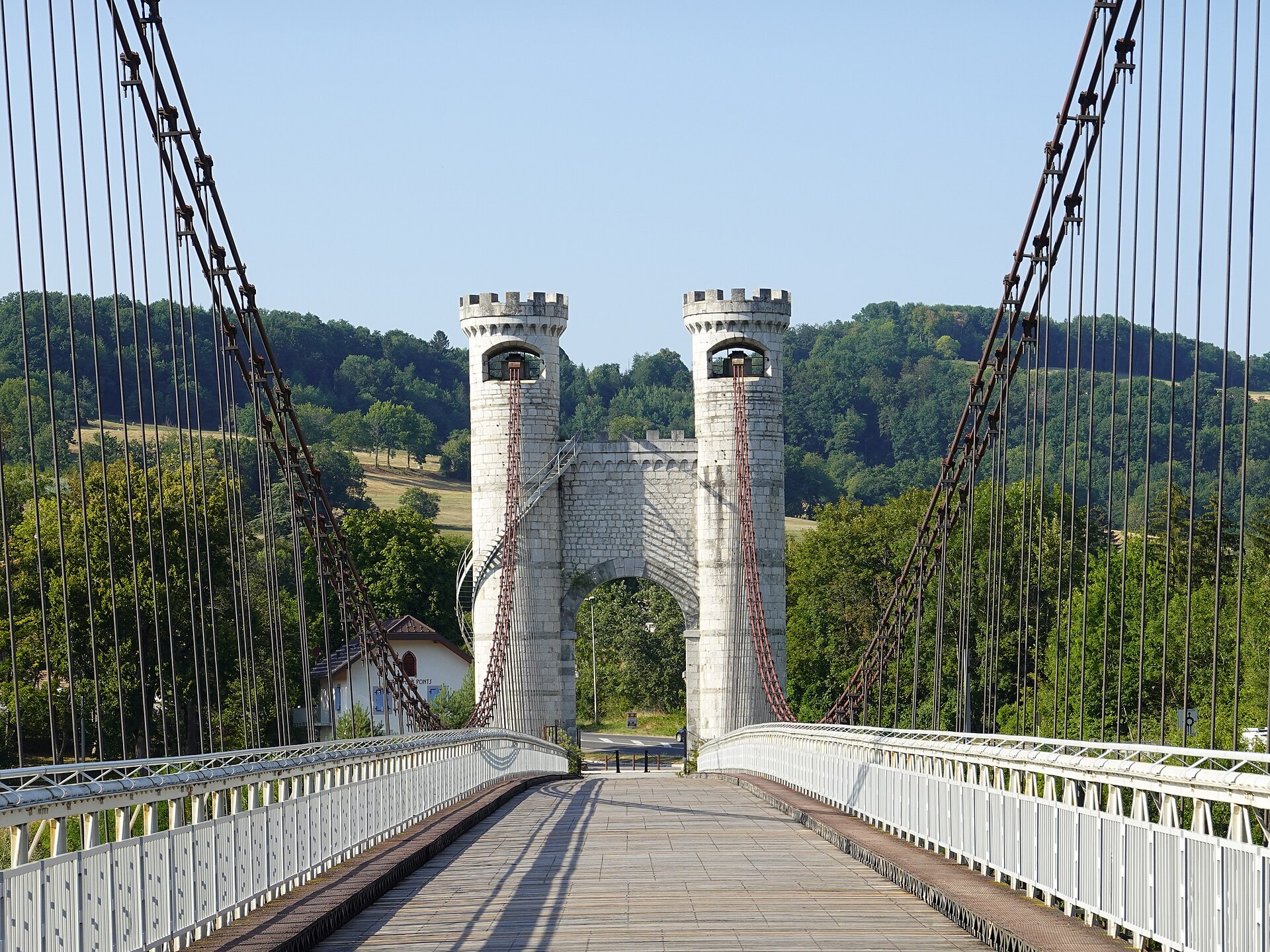 Tours crénelées et câbles du pont suspendu Charles-Albert à la Caille
