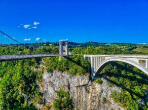 Pont de la Caille : le pont suspendu Charles-Albert et le pont Caquot