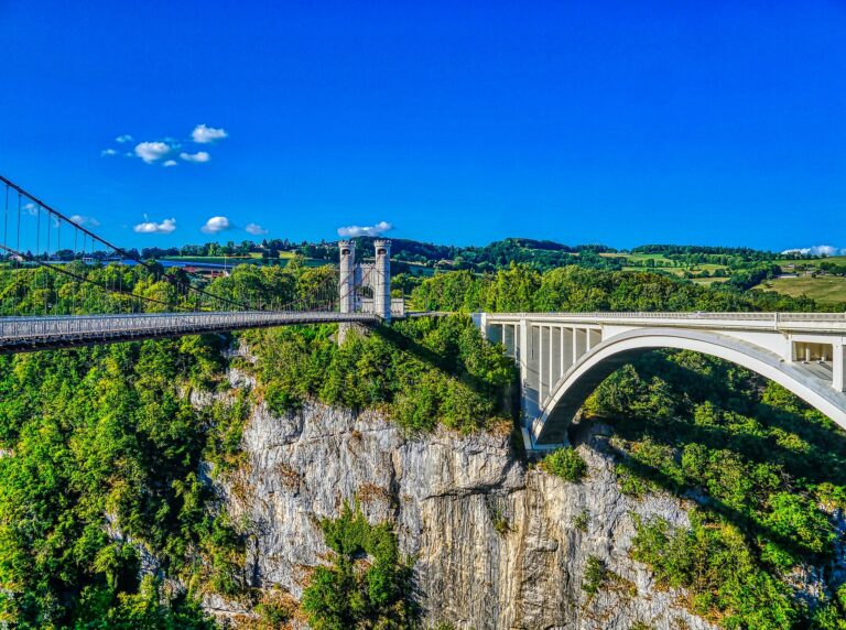 Le pont suspendu de la Caille et le pont Caquot au-dessus des gorges des Usses
