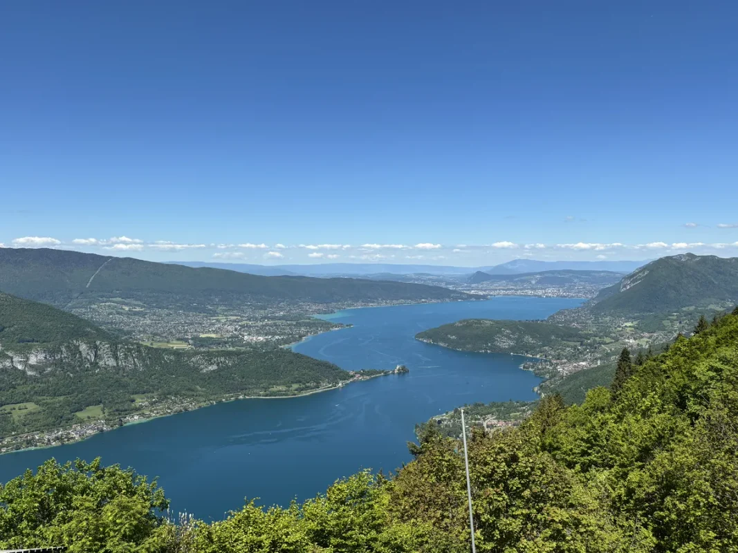 vue sur le lac d'Annecy depuis le col de la Forclaz